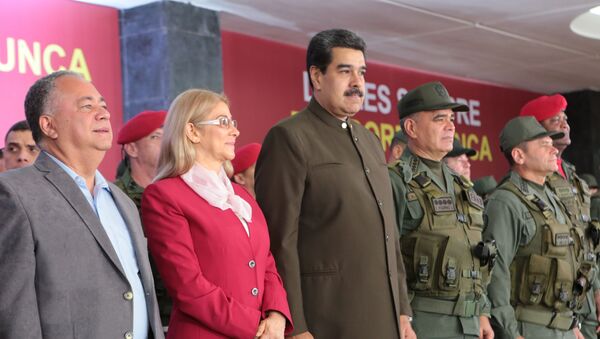 Presidente de Venezuela, Nicolás Maduro, con su esposa Cilia Flores y ministro de Defensa, Vladimir Padrino, durante el 82 aniversario de la Guardia Nacional Bolivariana (GNB) - Sputnik Mundo