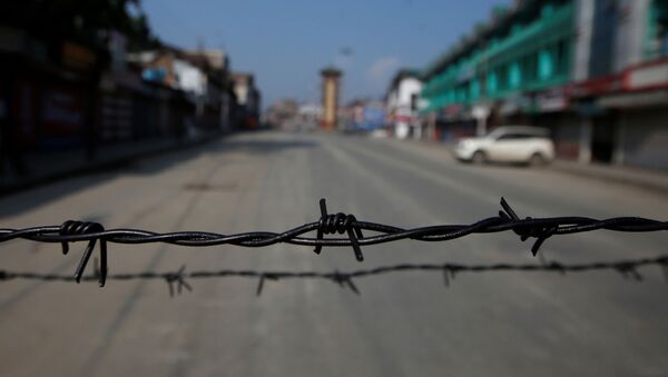 Alambre de púas en una carretera desierta durante las restricciones en Srinagar, Cachemira - Sputnik Mundo