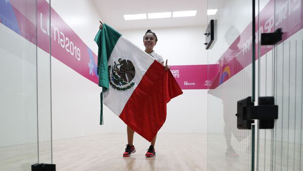 Paola Longoria sostiene la bandera de México tras derrotar a la argentina María Vargas - Sputnik Mundo