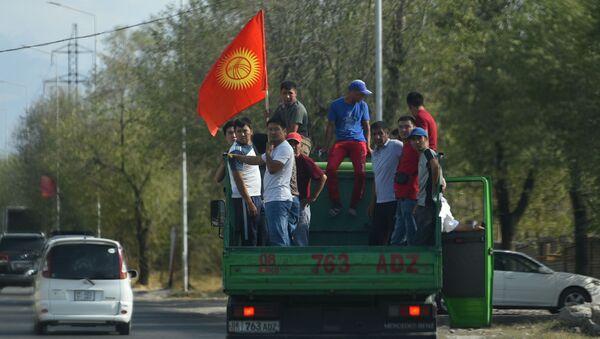 Los partidarios del el expresidente kirguís Almazbek Atambáev - Sputnik Mundo