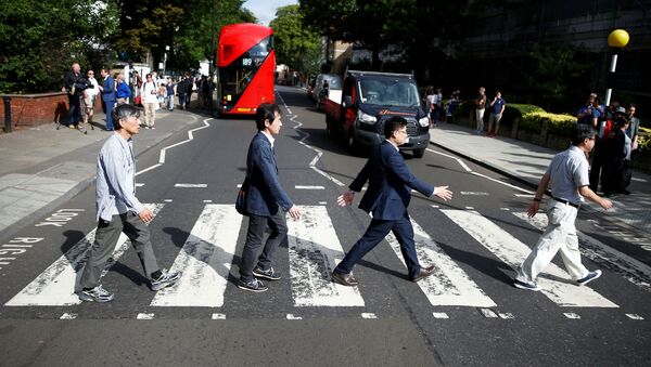 Turistas se toman una fotografía en la cebra de Abbey Road, 50 años después que los Beatles - Sputnik Mundo