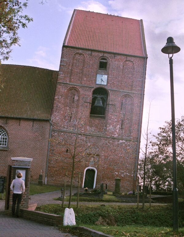 Самая наклоненная церковная башня в мире расположена в Суурхузене, Нижняя Саксония - Sputnik Mundo