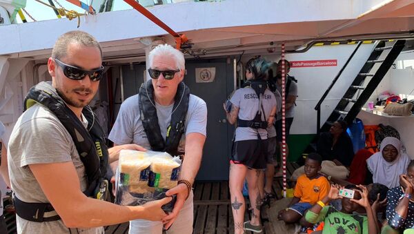 El actor estadounidense Richard Gere en el barco de rescate Open Arms - Sputnik Mundo