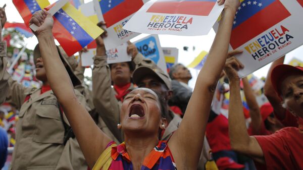 Сторонники венесуэльского правительства во время протеста против экономических санкций США в Каракасе  - Sputnik Mundo