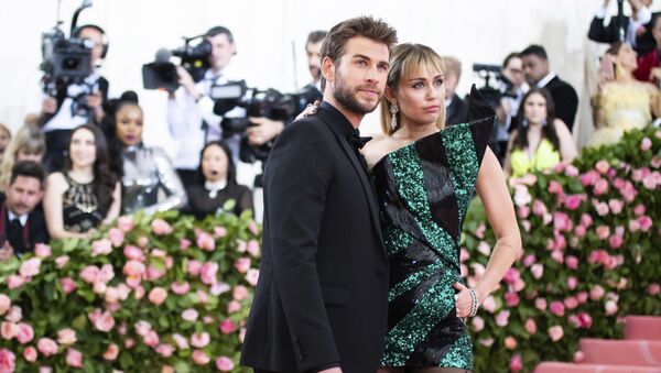 Miley Cyrus y Liam Hemsworth en MET Gala en 2019 - Sputnik Mundo