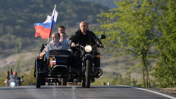 El presidente ruso, Vladímir Putin, llega en una moto a un espectáculo en Crimea - Sputnik Mundo