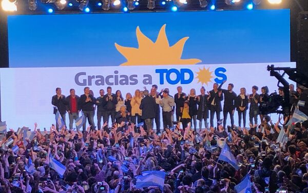 Celebración de la victoria en las elecciones primarias argentinas en el búnker del Frente de Todos - Sputnik Mundo