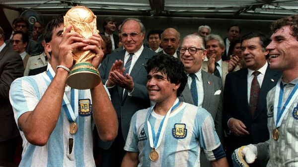 José Luis 'Tata' Brown celebra con Diego Maradona la victoria de Argentina en el Mundial México 1986 - Sputnik Mundo