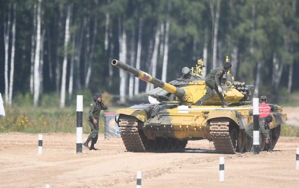 Los militares venezolanos operan el tanque T-72B3 durante las maniobras en los Army Games 2019 - Sputnik Mundo