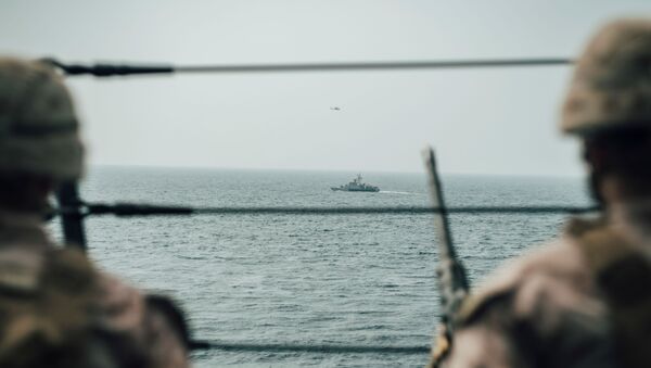 Los soldados estadounidenses vigilando el estrecho de Ormuz - Sputnik Mundo