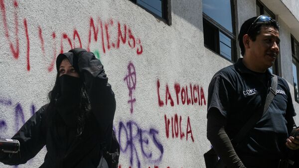 Manifestación exigiendo justicia por la violación tumultuaria de cuatro policías a una adolescente en Ciudad de México - Sputnik Mundo