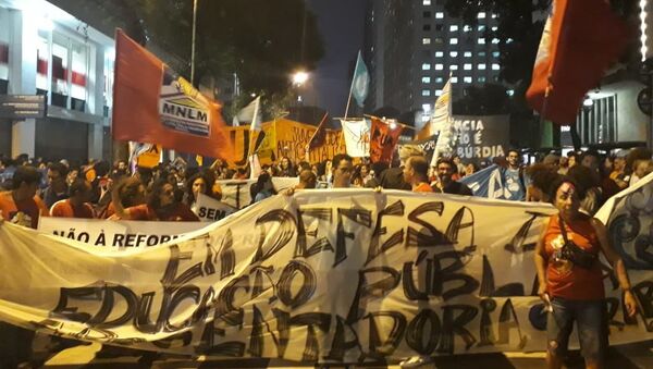 Protesta contra recortes en educación en Brasil - Sputnik Mundo