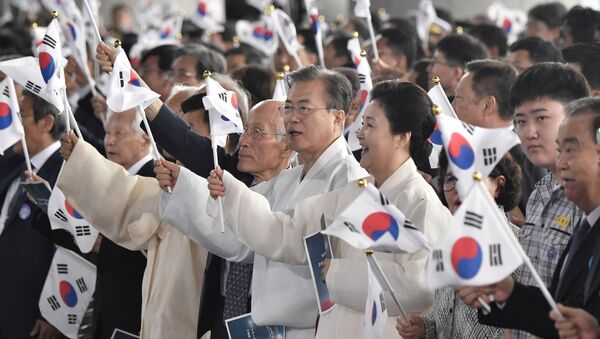 El presidente de Corea del Sur, Moon Jae-in, con la bandera de su país - Sputnik Mundo
