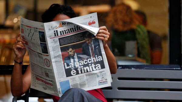 Una mujer lee un periódico con noticias sobre la crisis del Gobierno y la dimisión del primer ministro Giuseppe Conte - Sputnik Mundo