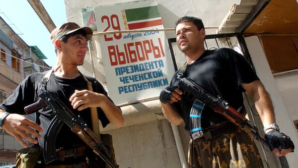 Soldados chechenos prorrusos en Grozni cerca de un colegio electoral, 2004 - Sputnik Mundo