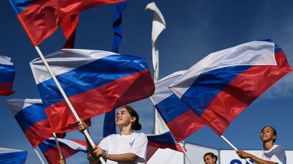 Jóvenes con las banderas de Rusia - Sputnik Mundo