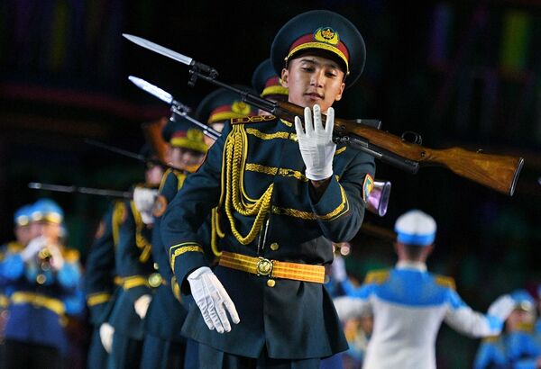 Centenares de militares de todo el mundo invaden la Plaza Roja con su  música - 24.08.2019, Sputnik Mundo