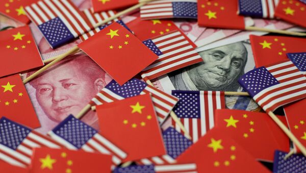 Las banderas de China y EEUU junto al yuan y dólar - Sputnik Mundo