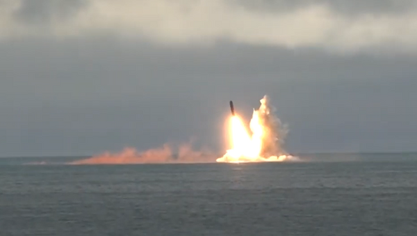 Así Rusia lanza misiles balísticos intercontinentales desde submarinos nucleares (vídeo) - Sputnik Mundo
