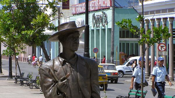 Una estatua del cantante cubano Benny Moré en Cienfuegos, Cuba - Sputnik Mundo