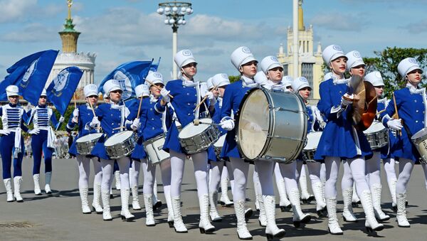 Bandas militares de varios países desfilan por el parque VDNJ, en Moscú - Sputnik Mundo