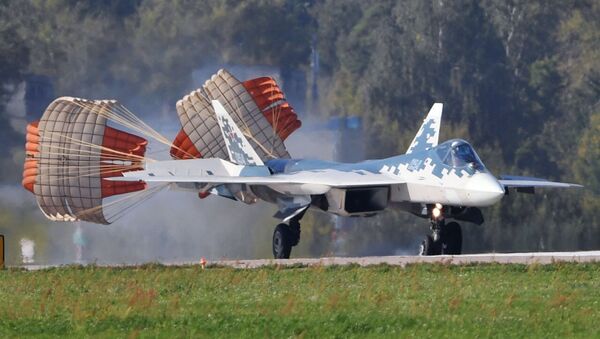 Aterrizaje de un caza Su-57 durante los preparativos para el MAKS 2019 - Sputnik Mundo