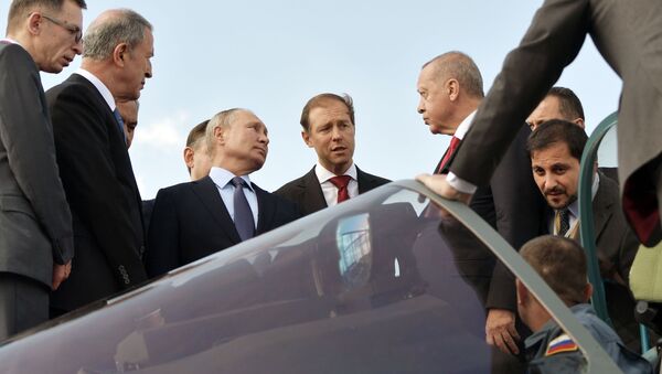 Los presidentes de Rusia y Turquía, Vladímir Putin y Recep Tayyip Erdogan, examinan el Su-57 - Sputnik Mundo