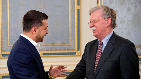 El presidente ucraniano, Volodímir Zelenski, y el asesor presidencial de EEUU para seguridad nacional, John Bolton - Sputnik Mundo