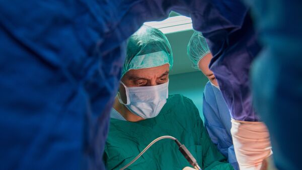 Unos médicos de centro Blojín hacen una operación - Sputnik Mundo