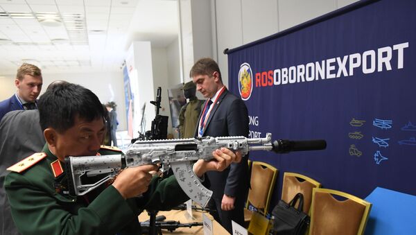 Un militar extranjero prueba un arma de Rosoboronexport en una exposición - Sputnik Mundo
