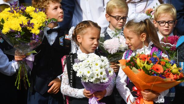 Niños en vez de flores, una nueva tradición en las escuelas rusas - Sputnik Mundo