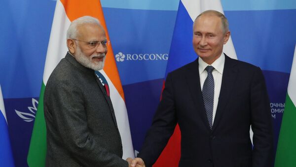 El primer ministro indio, Narendra Modi, y el presidente ruso, Vladímir Putin en el Foro Económico Oriental - Sputnik Mundo