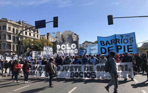 Manifestantes en las calles de Buenos Aires - Sputnik Mundo