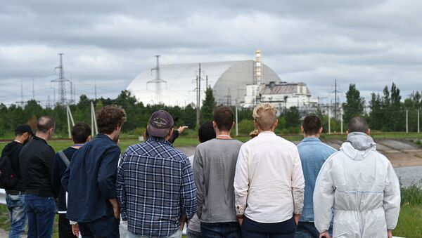 Los turistas observan el bloque 4 de Chernobil - Sputnik Mundo