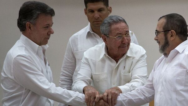 El presidente de Colombia, Juan Manuel Santos (izda.), el presidente de Cuba (ctro.) y el comandante de las FARC, Timoleón Jiménez (dcha.) durante la firma de los acuerdos de paz en La Habana (Cuba), el 23 de septiembre de 2015 - Sputnik Mundo