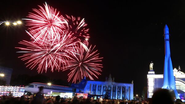 Espectáculo de fuegos artificiales en Moscú - Sputnik Mundo