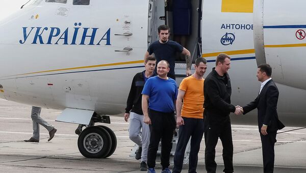 El presidente de Ucrania, Volodímir Zelenski saluda a los exprisioneros tras el canje con Rusia - Sputnik Mundo