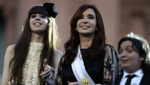 La senadora y expresidenta de Argentina, Cristina Fernándes de Kirchner, junto a su hija, Florencia Kirchner - Sputnik Mundo