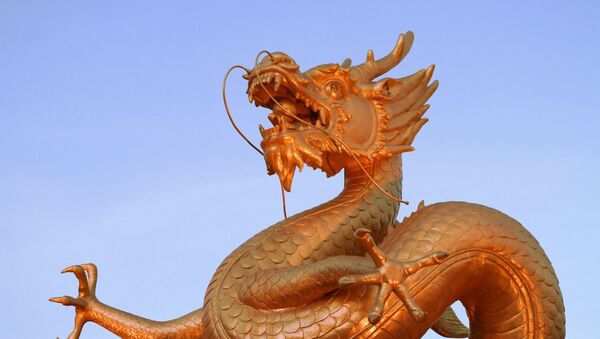Una estatua de dragón china - Sputnik Mundo
