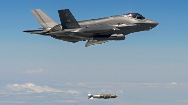 Un avión F-35 bombardea la isla de Qanus, en Irak - Sputnik Mundo