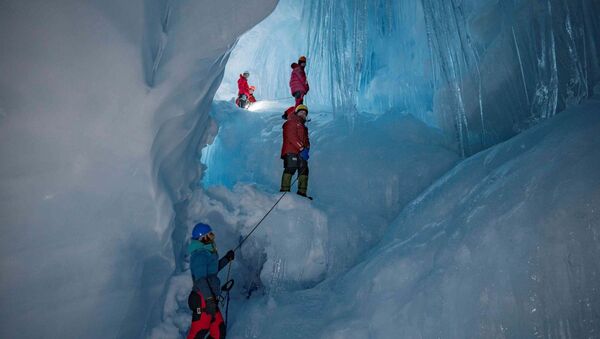 Una cueva perdida y reencontrada por ucranianos en la Antártica - Sputnik Mundo