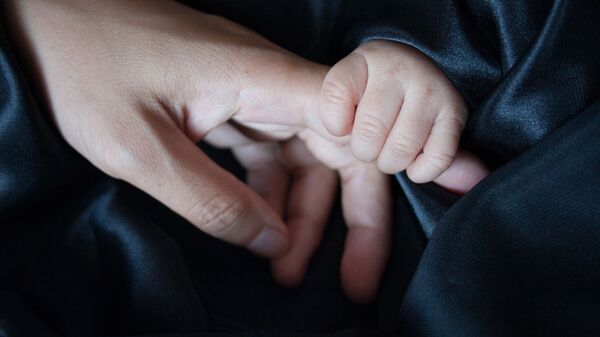 Las manos de una madre y su bebé (archivo) - Sputnik Mundo