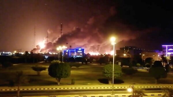 El humo de las refinerias incendiadas en Arabia Saudí - Sputnik Mundo