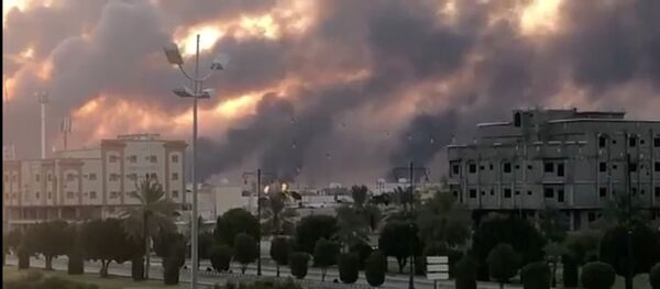 Incendios en las refinerías de la compañía Saudi Aramco Incendios en las refinerías de la compañía Saudi Aramco - Sputnik Mundo