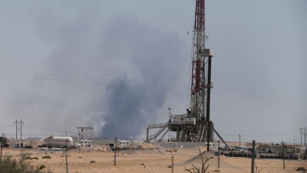 El humo en la petrolera saudí Aramco tras el ataque con drones - Sputnik Mundo