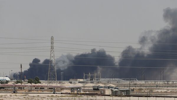 El humo en las refinerias saudíes Aramco tras el ataque con drones (archivo) - Sputnik Mundo
