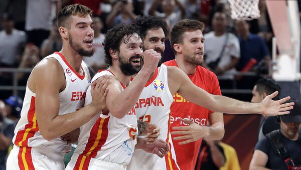 Willy Hernangomez Geuer, Sergio Llull y Javier Beiran, jugadores de la selección de España en la Copa Mundial de baloncesto - Sputnik Mundo