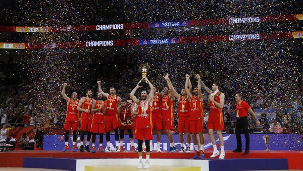 La selección de España festeja su victoria en la final de la Copa Mundial de baloncesto - Sputnik Mundo