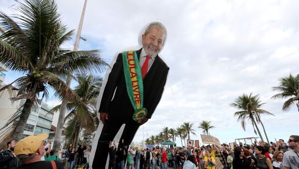 Una figura de Luiz Inácio Lula da Silva en la manifestación en Brasil - Sputnik Mundo
