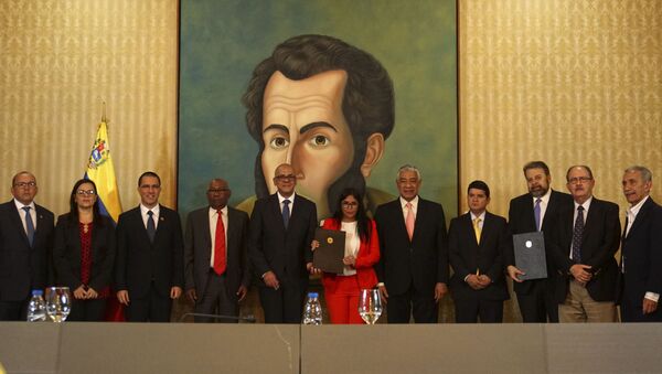 Las autoridades del Gobierno venezolano y de la oposición después de firmar un acuerdo - Sputnik Mundo